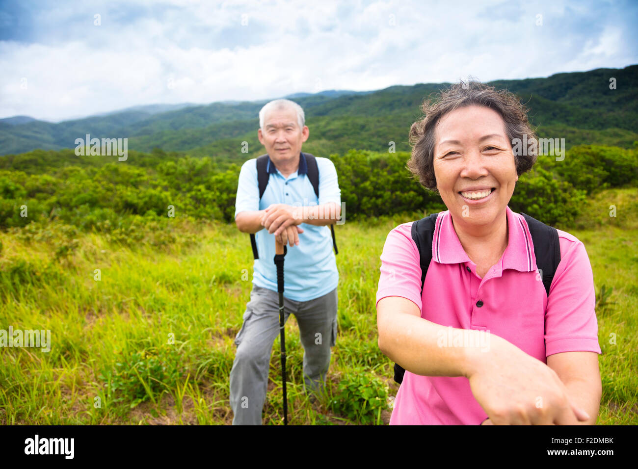 gerne älteres Paar, Wandern auf dem Berg Stockfoto