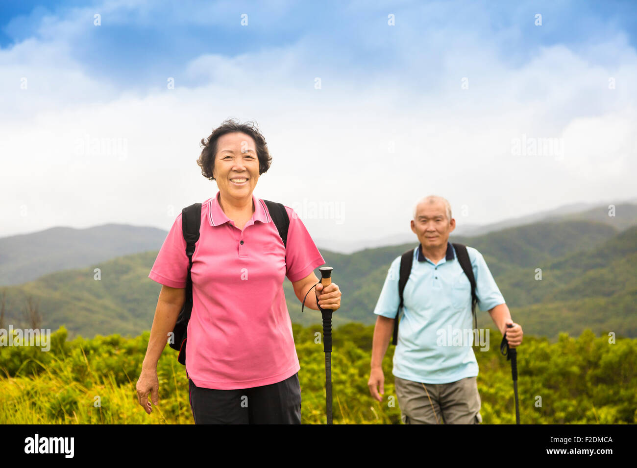 gerne älteres Paar, Wandern auf dem Berg Stockfoto