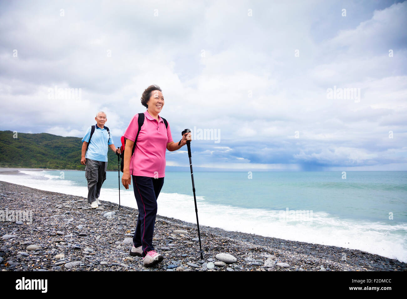 gerne älteres Paar am Strand Küste Wandern Stockfoto