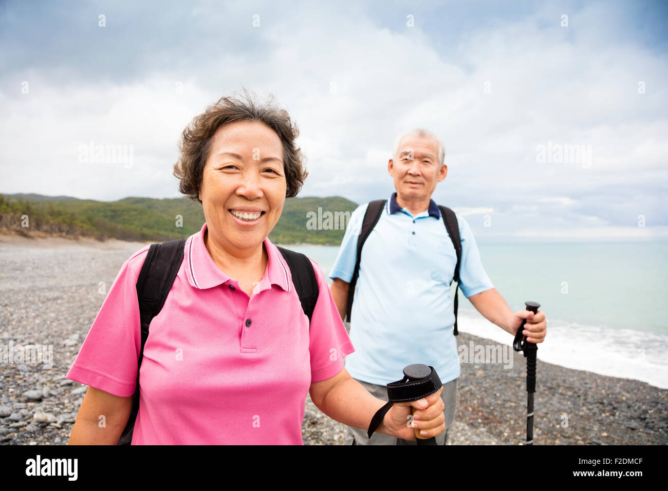 gerne älteres Paar am Strand Küste Wandern Stockfoto