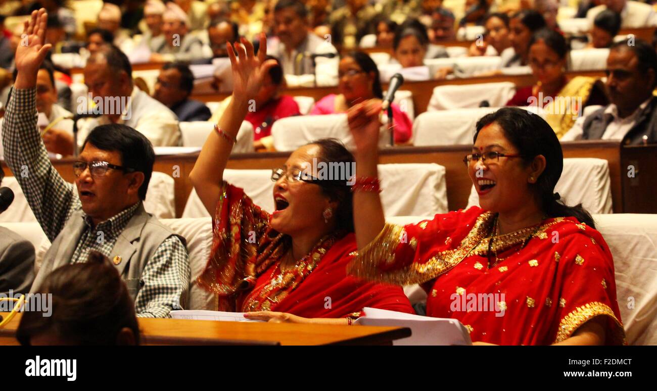 Kathmandu, Nepal. 16. Sep, 2015. Nepals verfassungsgebenden Versammlung Gesetzgeber stimmen über den Verfassungsentwurf von Nepal in der verfassungsgebenden Versammlung Hall in Kathmandu, Hauptstadt von Nepal, am 16. September 2015. In einem Wahrzeichen Schritt einen längeren Übergang Gipfeln nach Nepal Republik im Jahr 2008 wurde billigte des Landes verfassungsgebenden Versammlung am Mittwoch eine lang erwartete neue Verfassung. © Sunil Sharma/Xinhua/Alamy Live-Nachrichten Stockfoto