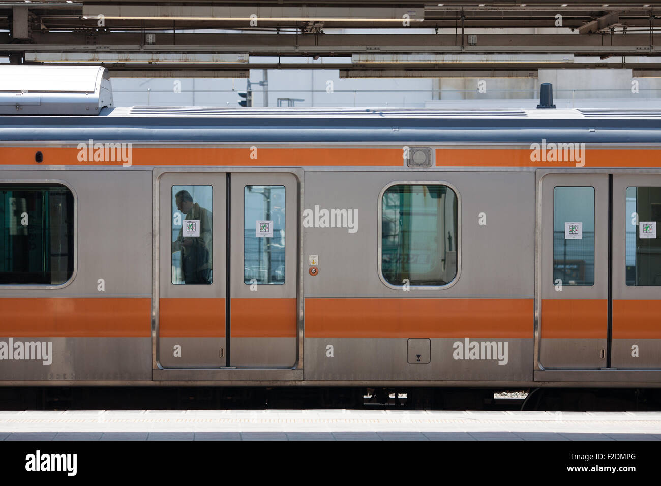 Chuo Linie japanische Orangen Streifen Train Zug Seitenansicht Stockfoto