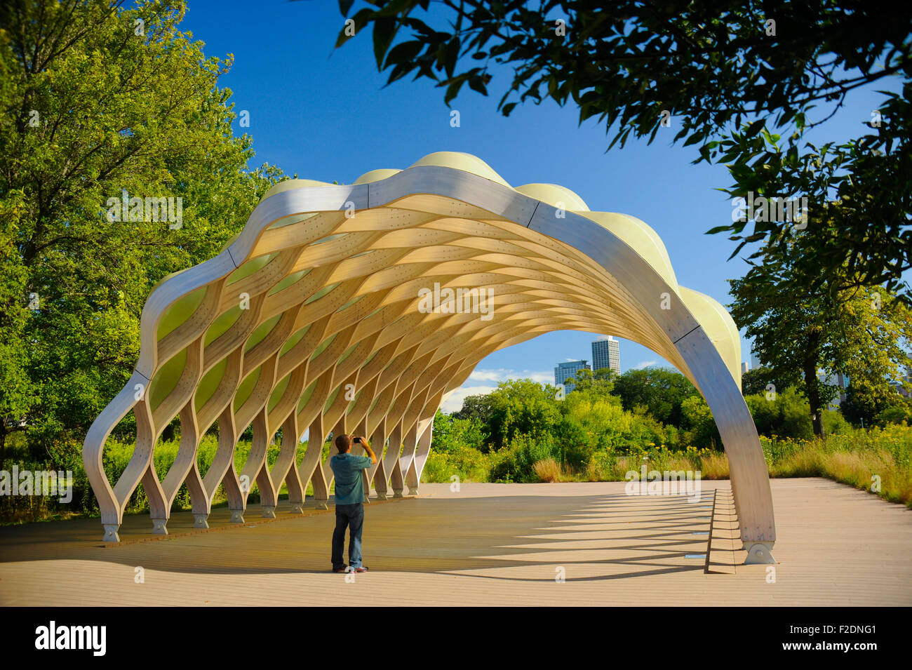 Peoples Gas Bildung Pavillion entworfen von Studio Gang Arcihtects an der Lincoln Park Zoo Süden Teich, Chicago, Illinois. Stockfoto