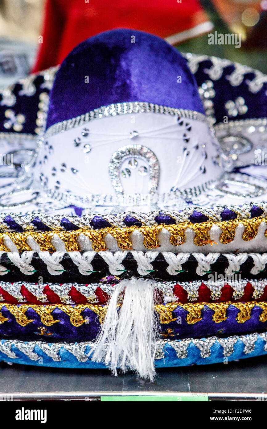 Bunten mexikanischen Sombrero Hüte gestapelt Stockfoto