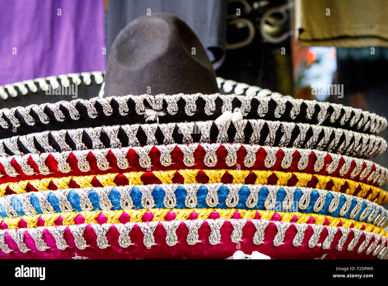 Bunten mexikanischen Sombrero Hüte gestapelt Stockfoto