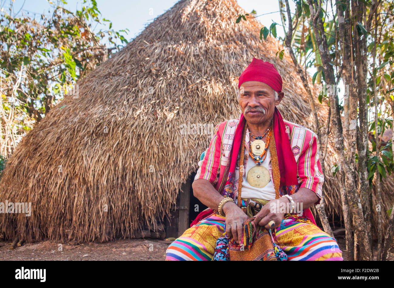 Porträt von Mateos Anin, einem älteren Menschen in der Gemeinde, während er die Bedeutung des felsigen Berges für die Nachhaltigkeit der Wasserressourcen erklärt. Stockfoto