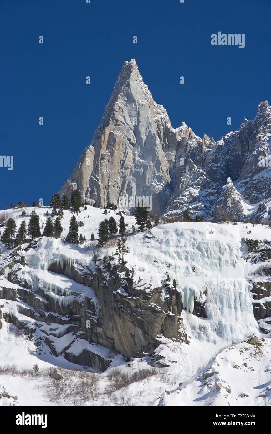 Aiguille du Dru Berg des Mont-Blanc-Massivs in den französischen Alpen, blauen Himmel im Hintergrund Stockfoto