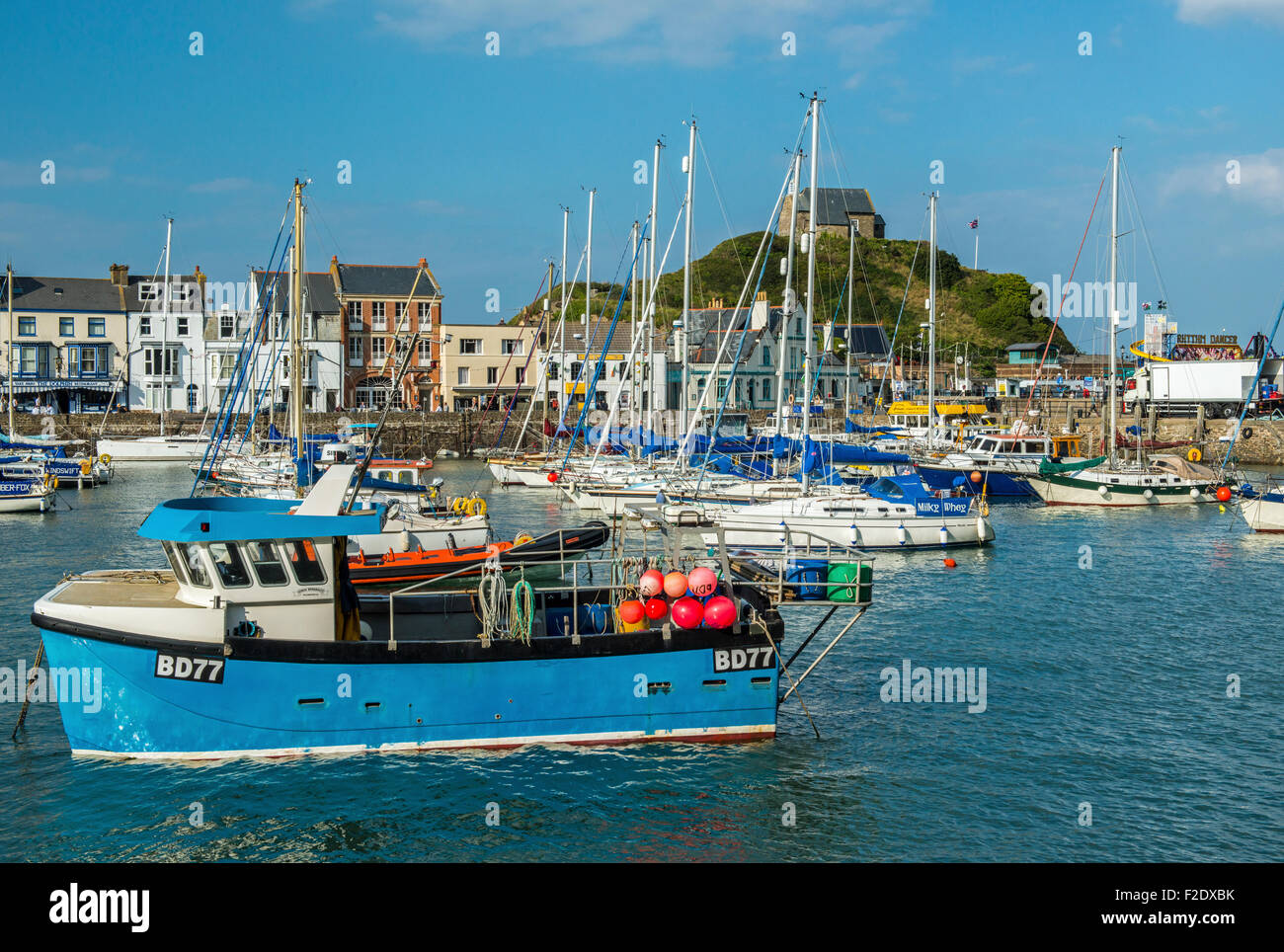 Ilfracombe Hafen an einem sonnigen Tag Anfang September, North Devon Küste, West Of England, vertäut voller Boote Stockfoto