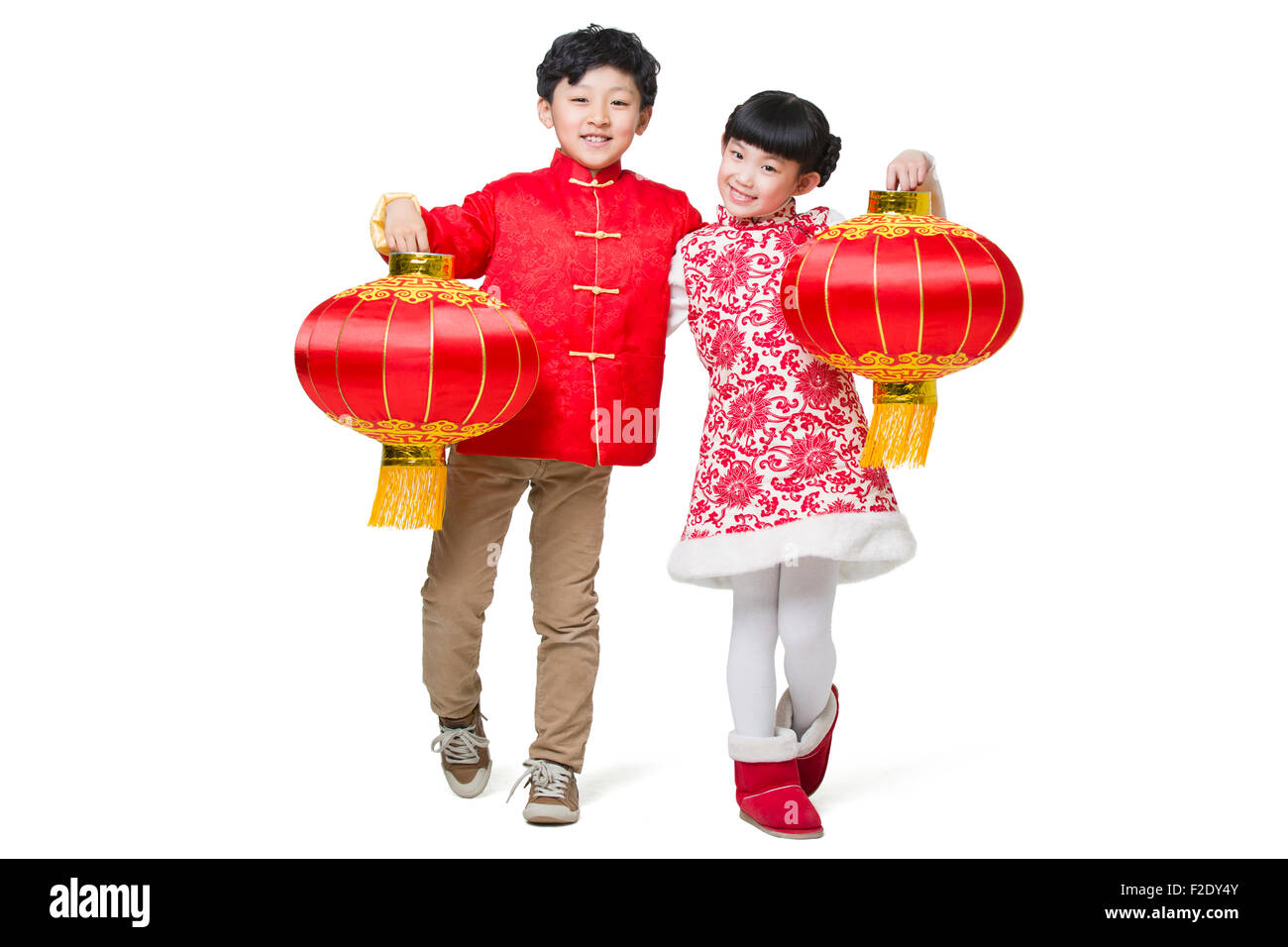 Glückliche Kinder feiert Chinesisches Neujahr mit traditionellen Laternen Stockfoto