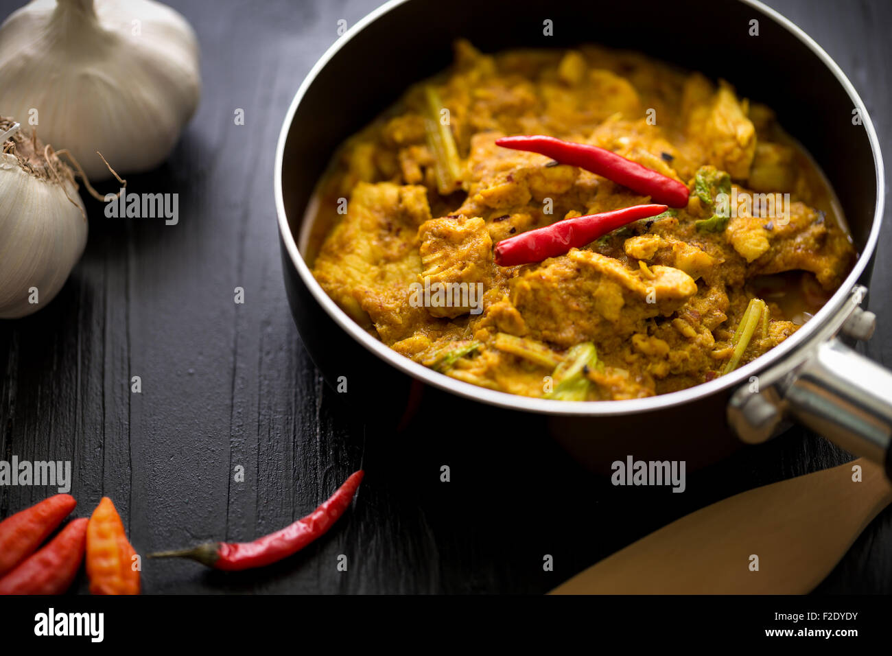 Traditionelle Thai Gewürz curry mit Huhn Rezept. Stockfoto