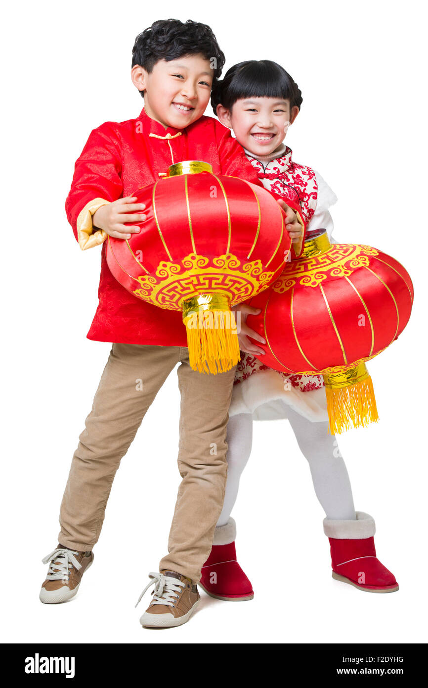 Glückliche Kinder feiert Chinesisches Neujahr mit traditionellen Laternen Stockfoto