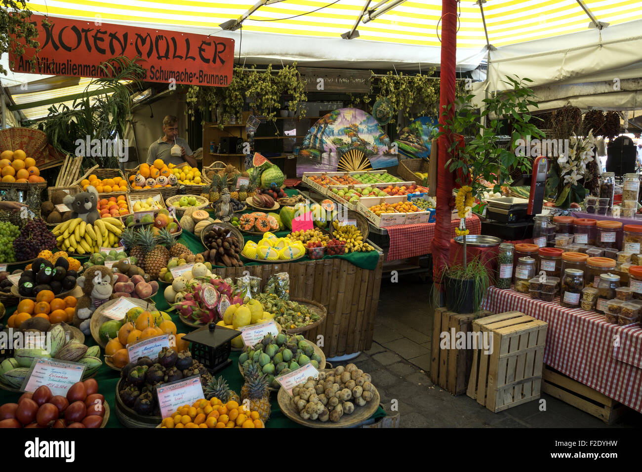 Stall mit exotischen Früchten, Viktualienmarkt, München, Bayern, Deutschland Stockfoto