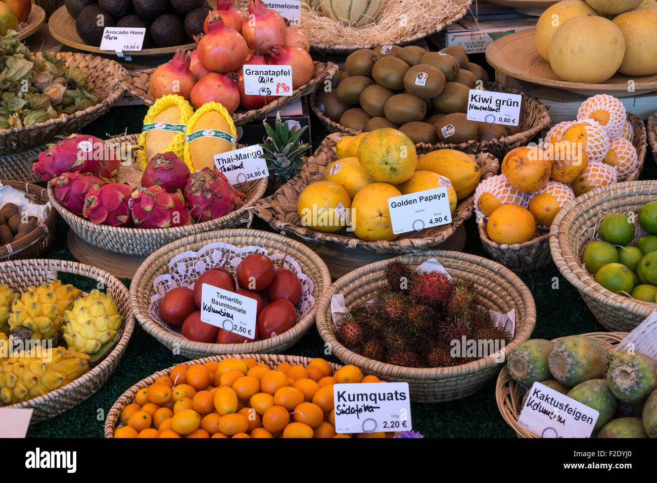 Verschiedenen exotische Früchten in einer Frucht stehen, Viktualienmarkt, München, Bayern, Deutschland Stockfoto