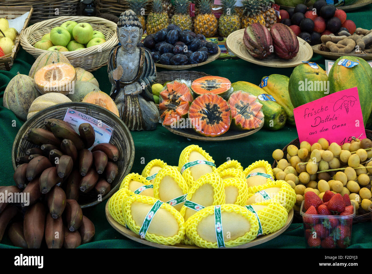 Verschiedenen exotische Früchten in einer Frucht stehen, Viktualienmarkt, München, Bayern, Deutschland Stockfoto