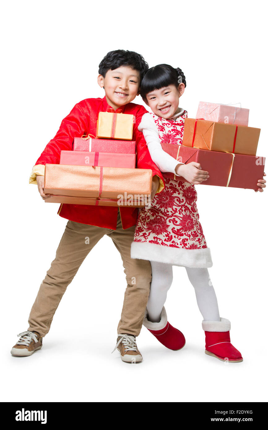 Glückliche Kinder feiert Chinesisches Neujahr mit Geschenken Stockfoto