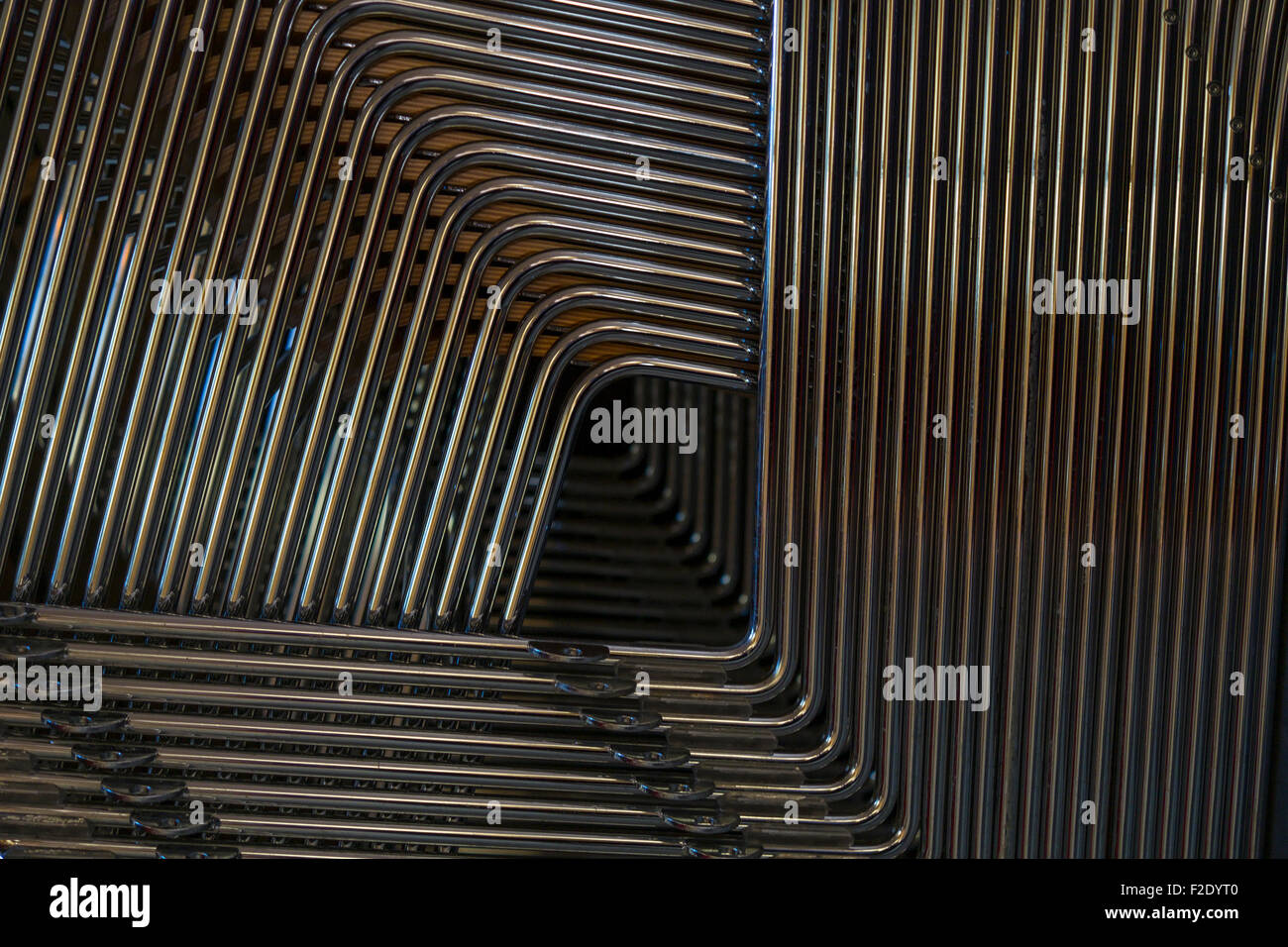 Detail aus Stapel von Stahlrohr Stühle. Stockfoto