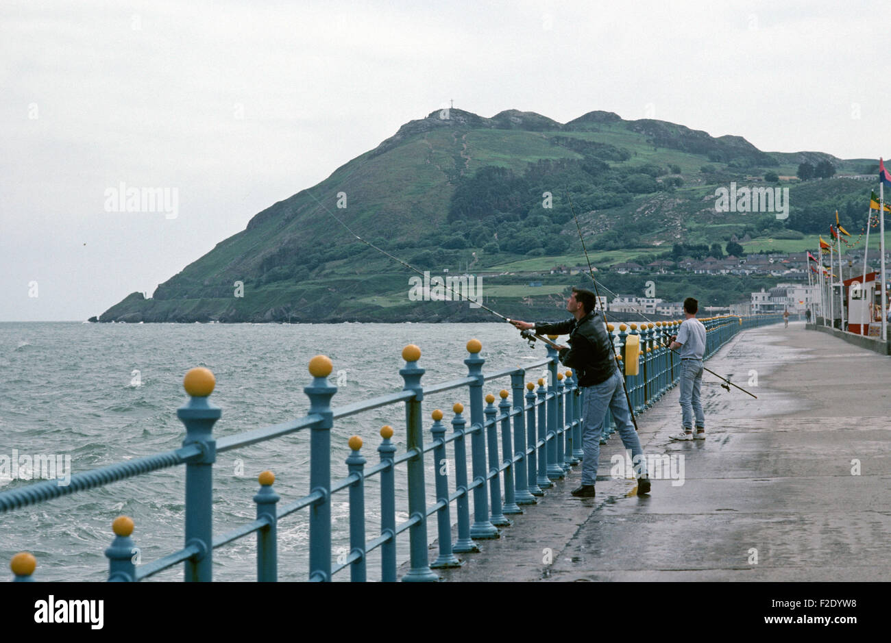 Angeln an Bray Promenade, Bray Head im Hintergrund, County Wicklow, im Sinne des James Joyce "Ein Portrait of the Artist as a Young Man", Irland Stockfoto