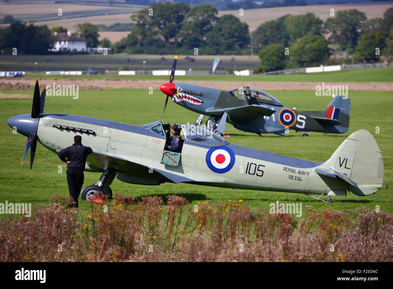 Spitfires und Hurricanes gedenken das 75. Jubiläum der Luftschlacht um England in Goodwood-Flugplatz Stockfoto