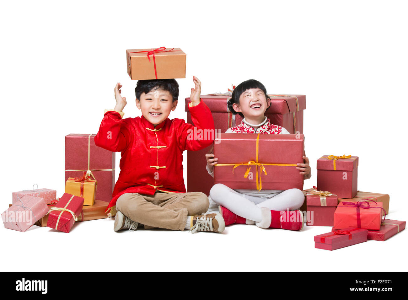 Glückliche Kinder, die viele chinesische Neujahr Geschenke erhalten Stockfoto
