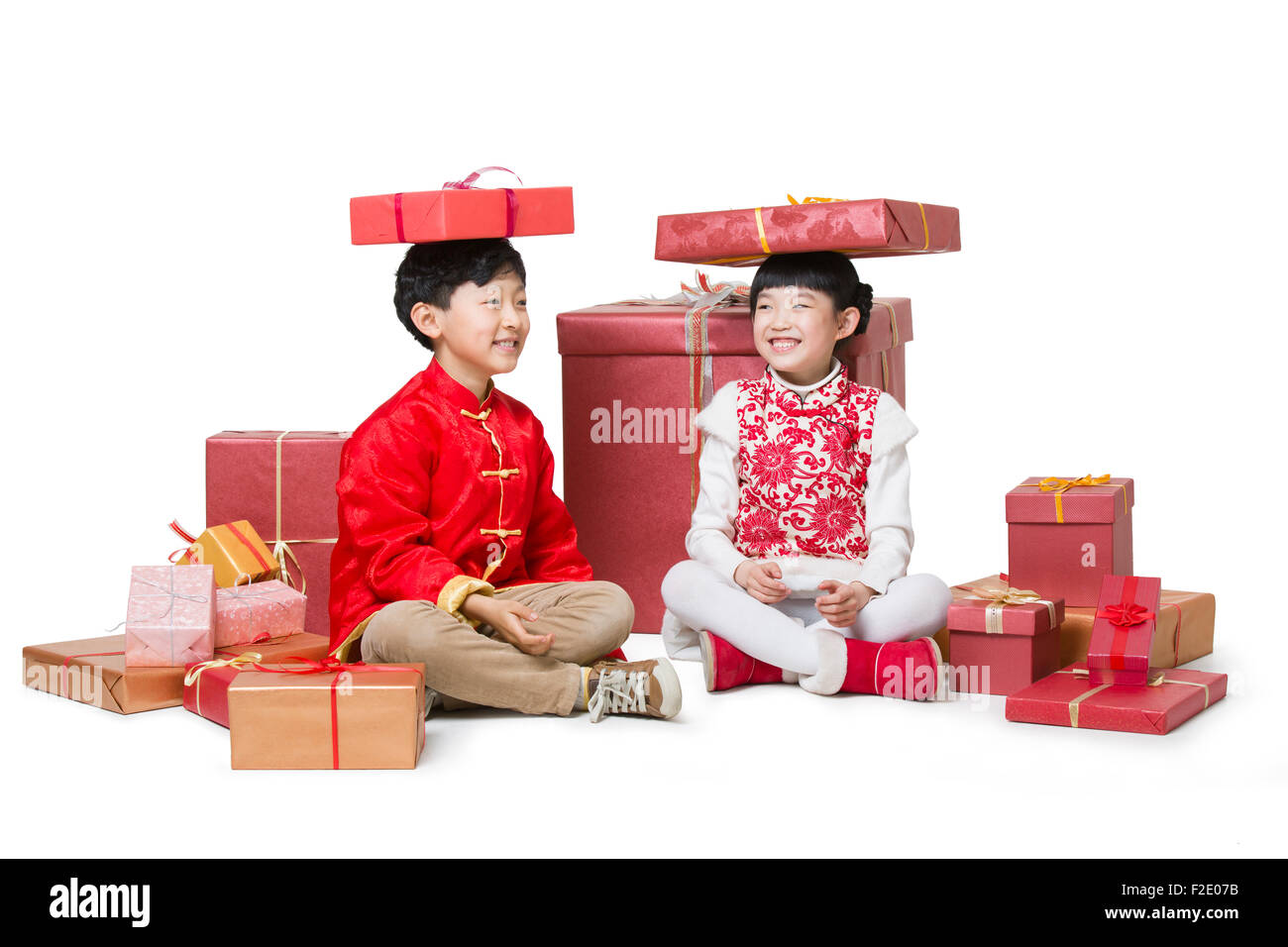 Glückliche Kinder, die viele chinesische Neujahr Geschenke erhalten Stockfoto