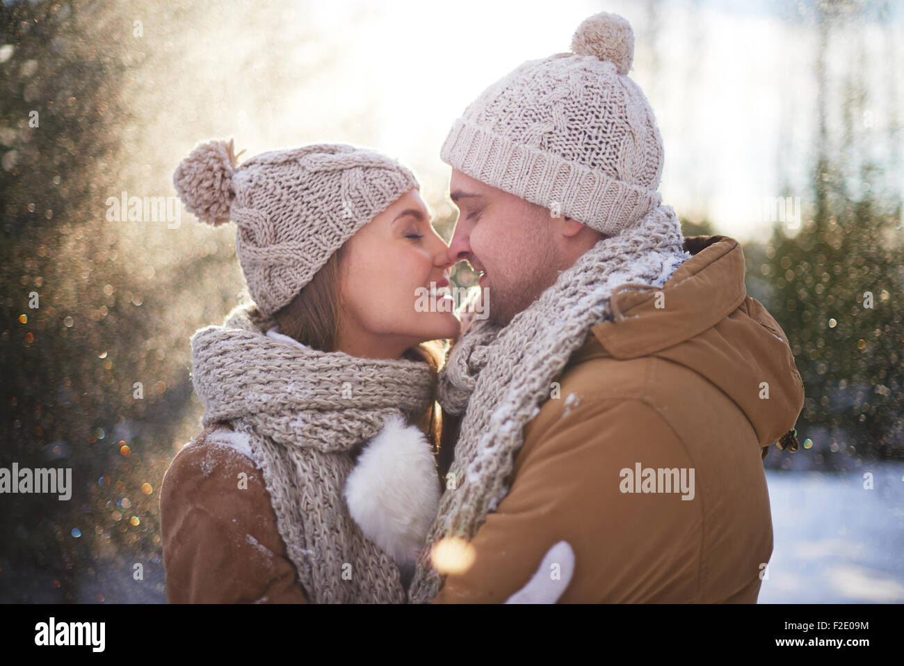 Jungen verliebten Paar in Winterwear flirten außerhalb Stockfoto