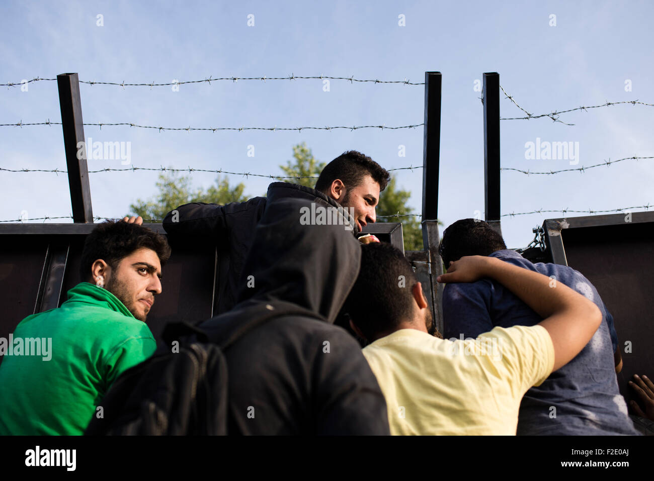 Horgos Serbien 16 Sep 15 Junge Fluchtlinge Blick Uber Den Grenzzaun Am Grenzubergang Nach Ungarn In Horgos Serbien 16 September 15 Ungarn Die Grenzen Bei Roeszke Horgos Geschlossen Hunderttausende Fluchtlinge Warten Vor Dem