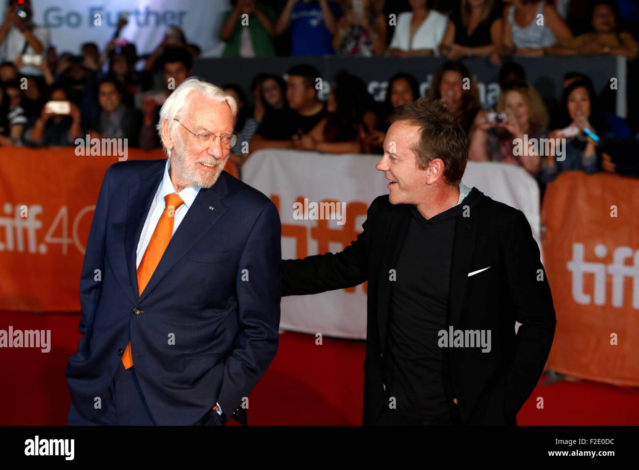 Schauspieler Donald Sutherland (l) und Kiefer Sutherland teilnehmen die Premiere des verlassenen während des 40. Toronto International Film Festival, TIFF, bei Roy Thomson Hall in Toronto, Kanada, am 15. September 2015. Foto: Hubert Boesl /dpa - NO-Draht-Dienst- Stockfoto