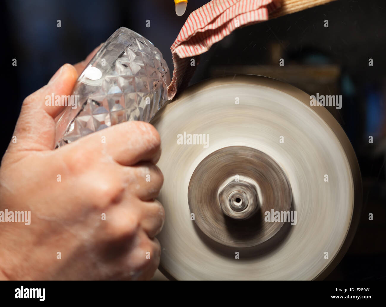 Nahaufnahme der Hände des Handwerkers beim Schleifen von einer Kristall-Aschenbecher Stockfoto