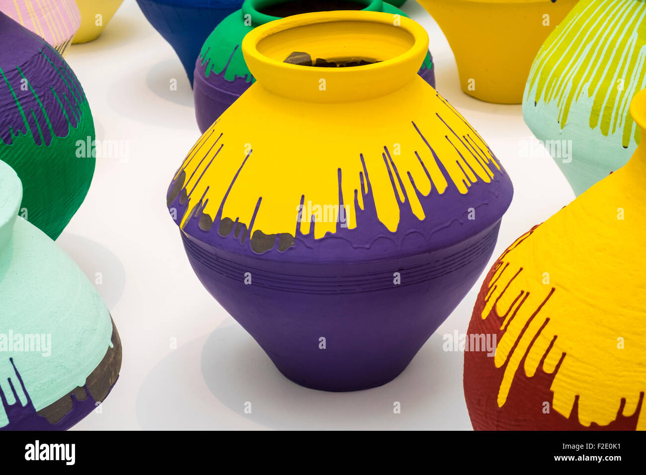 Ai Weiwei, Han-Dynastie Vasen mit Industrielack an der Royal Academy Arts Exhibition Stockfoto