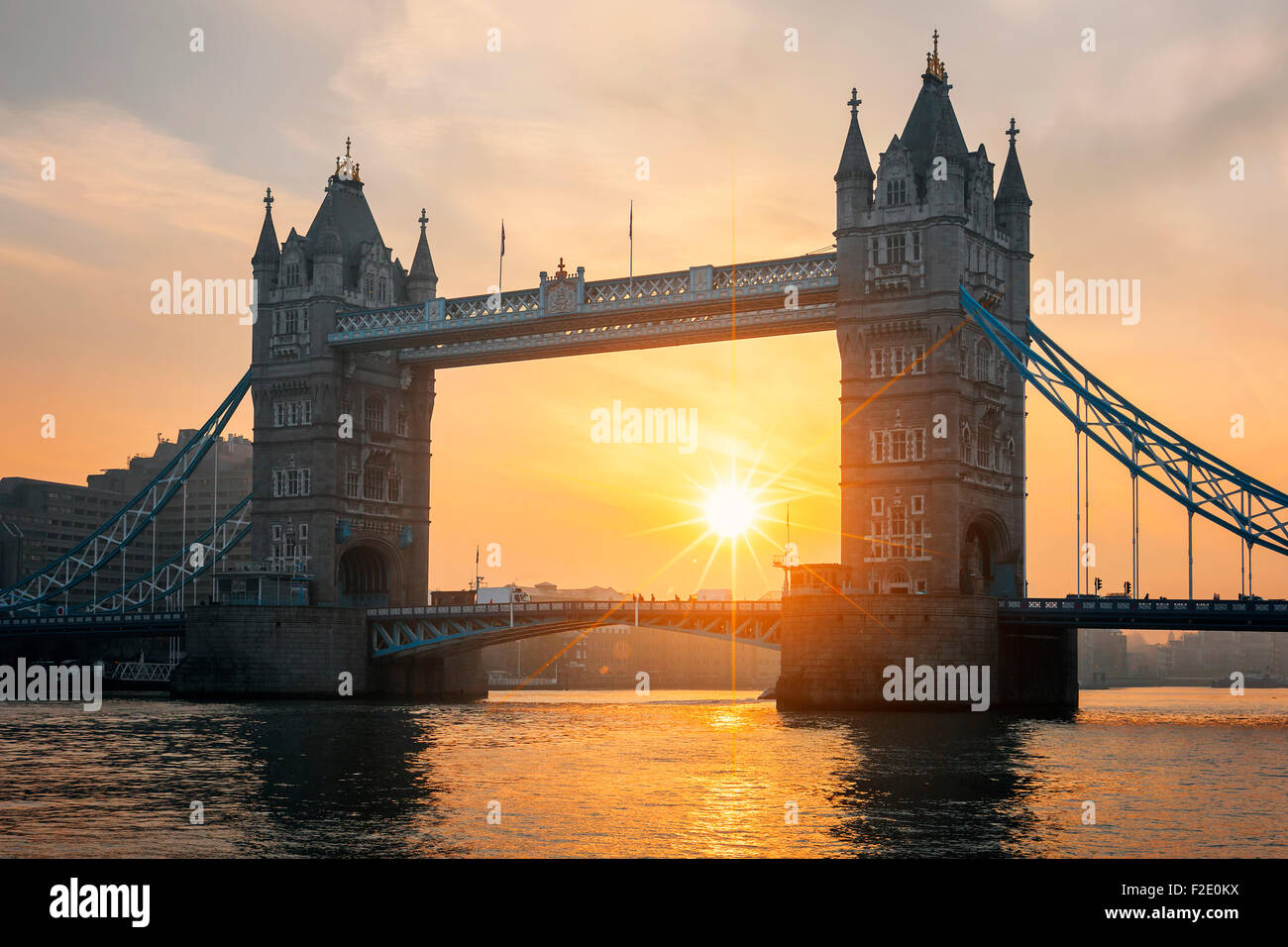 Blick auf die berühmte Tower Bridge bei Sonnenaufgang, London. Stockfoto