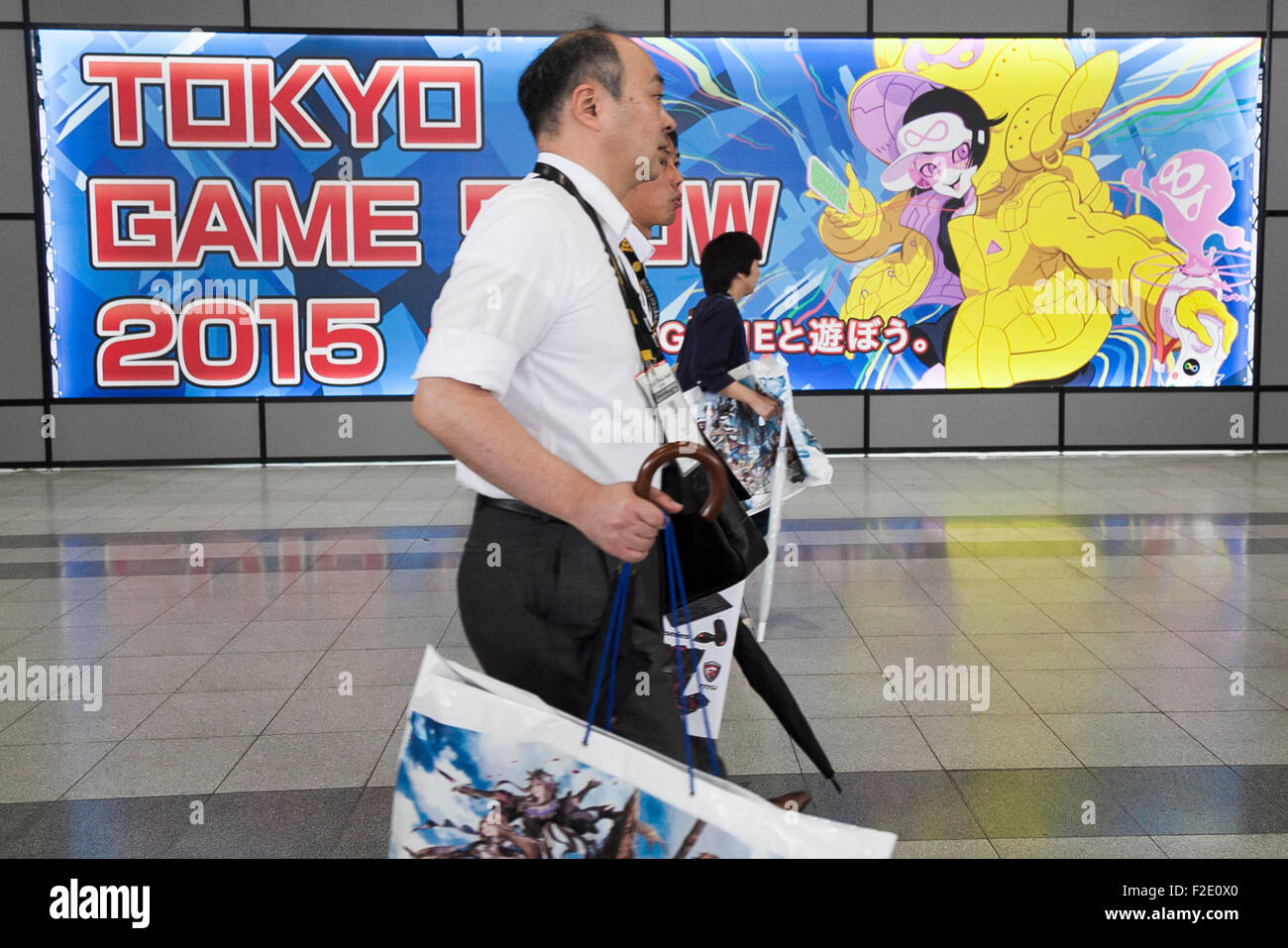 Tokio, Japan. 17. September 2015. Besucher zu Fuß vorbei an einer Tokyo Game Show-Schild am 17. September 2015, Chiba, Japan. Die weltweit größte Messe für Entwickler von Videospielen vereint 480 Aussteller aus 37 verschiedenen Ländern und läuft vom 17. September bis 20. auf der International Convention Complex Makuhari Messe in Chiba. In diesem Jahr die Ausstellung registriert seine "höchste Ausstellerzahl je mit 2.009 Ständen zeigen einige 1.283 Spieltitel für Smartphones, Spiele-Konsolen, PC und TV-Plattformen. Bildnachweis: Aflo Co. Ltd./Alamy Live-Nachrichten Stockfoto