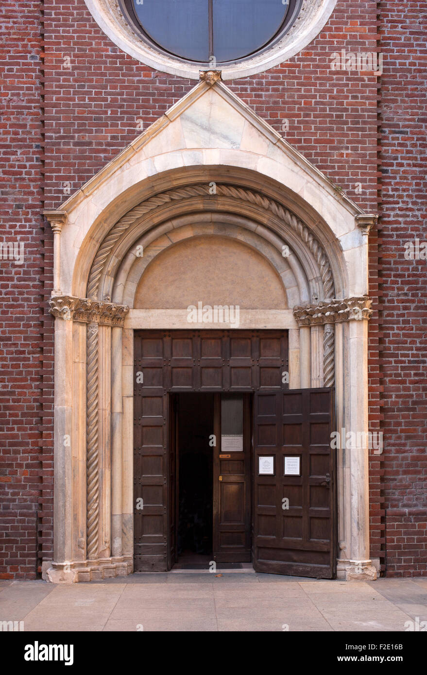 Portal der Kirche St. Gotthard in Mailand Stockfoto