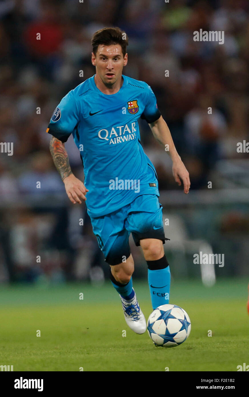 Rom, Italien. 16. Sep, 2015. Barcellona Lionel Messi steuert den Ball in der Champions League-Gruppe E-Fußballspiel gegen AS Roma im Olympiastadion in Rom 16. September 2015 Credit: Agnfoto/Alamy Live-Nachrichten Stockfoto