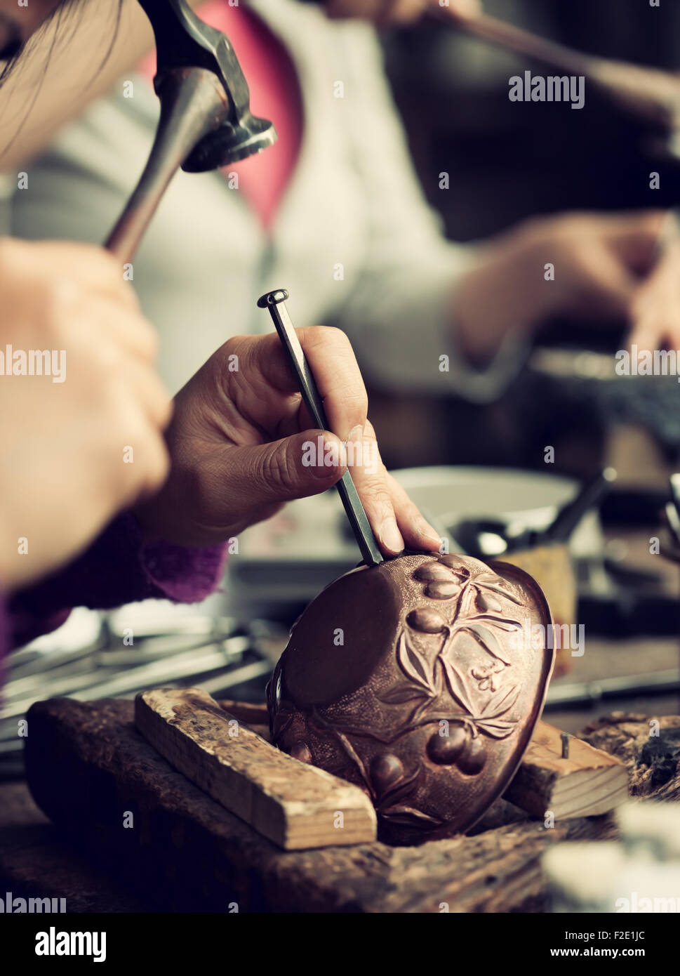 Kupfer-Meister, Hände Detail der Handwerker bei der Arbeit. Stockfoto