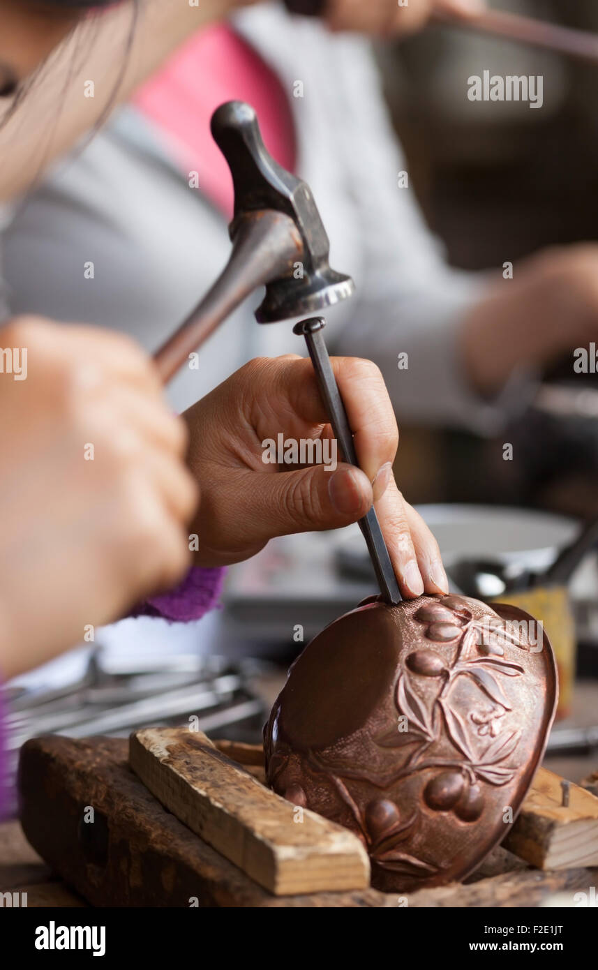 Kupfer-Meister, Hände Detail der Handwerker bei der Arbeit. Stockfoto
