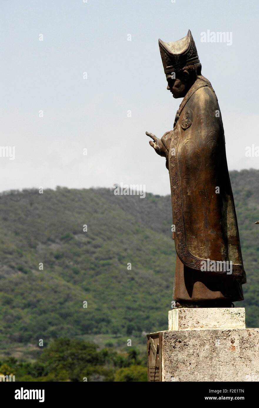 KUBA/Karibik/El Cobre Bei Santiago De Cuba/Basilika del Cobre / sterben Virgen del Cobre Wurde 1916 Zur Schutzpatronin Kubas Ernannt Und 1998 von Papst Johannes Paul II. Gekrönt Und Gesegnet. Hier sterben Plastik San Antonio, Erzbischof von Santiago De Cuba um 1860. | Kuba in der Karibik. El Cobre in der Nähe von Santiago De Cuba/Basilika del Cobre. Die Virgen del Cobre wurde 1916 und gekrönt und seligen Papst Johannes Paul II die Schutzpatronin von Kuba ernannt. im Jahr 1998. Skulptur von San Antonio, Erzbischof von Santiago De Cuba um 1860. | Christiane Eisler/Transit - GESPERRT FÜR BILDFUNK - *** lokale C Stockfoto