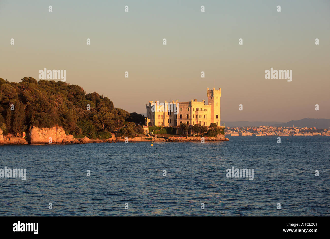 Ansicht von Schloss Miramare bei Sonnenuntergang, Triest Stockfoto