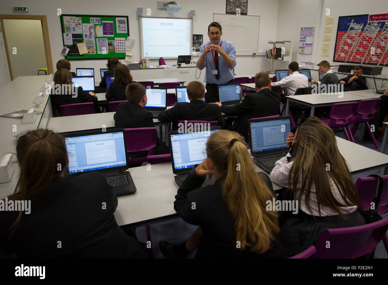 Schülerinnen und Schüler während einem Jahr 9 Klasse an Kirkby High School, Merseyside abgebildet. Die Schule hatte eine der niedrigsten Erfolgsquoten für GCHE Pässe im Jahr 2014 in England. Im Jahr 2013 wechselte die Schule von Gemeindeverwaltung, Akademiestatus. Stockfoto