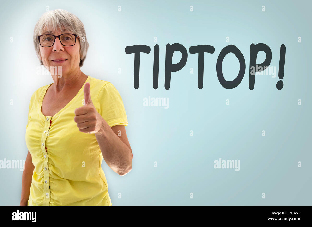 Ältere Frau, die Daumen nach oben Tiptop Konzept. Stockfoto