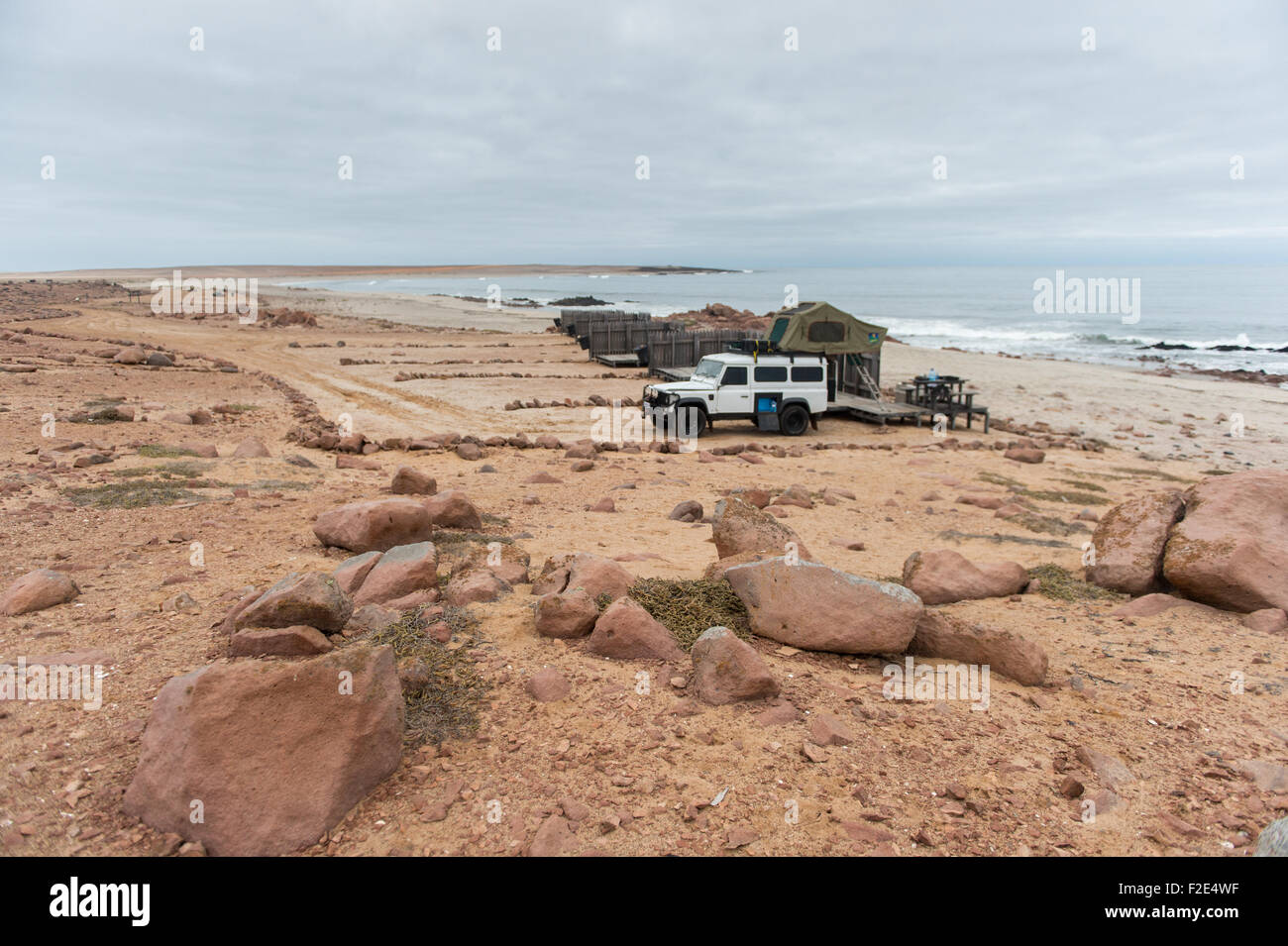 Land Rover Defender 110 geparkt auf der Skeleton Coast in der Nähe der Seal Reserve in Cape Cross, Namibia, Afrika Stockfoto
