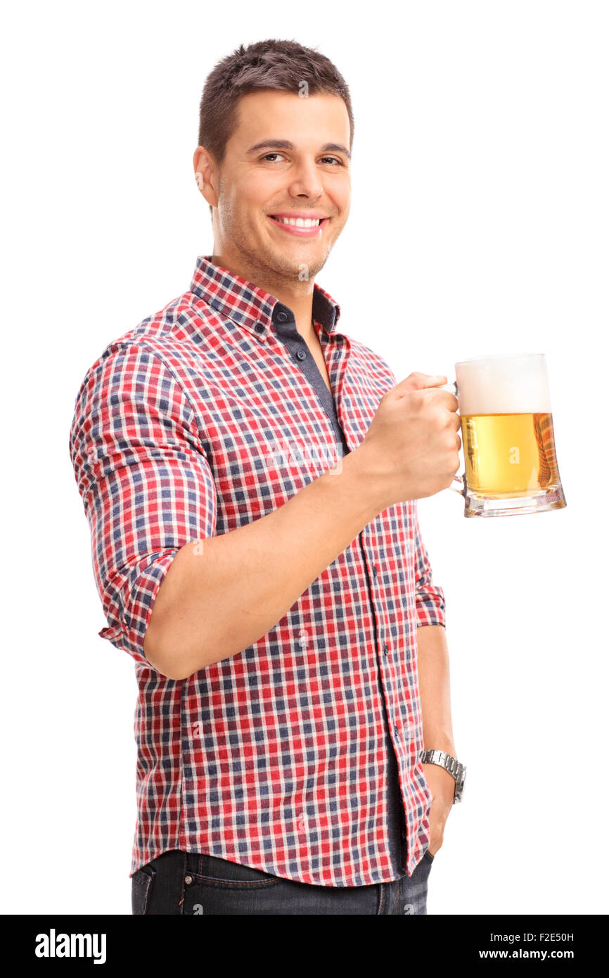 Vertikale Schuss von einem fröhlichen jungen Mann hält ein Bierkrug voller Bier und lächelnd isoliert auf weißem Hintergrund Stockfoto