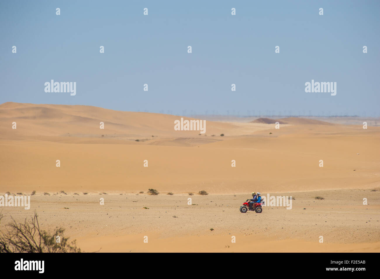 Zwei Leute Reiten ein vier Wheeler durch die Wüste in Swakopmund, Namibia, Afrika Stockfoto