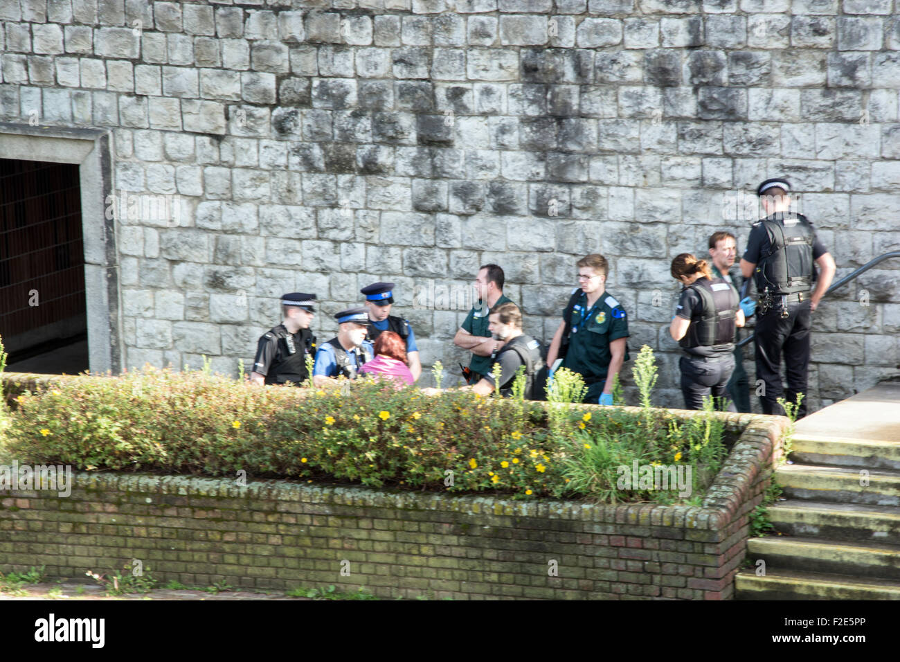 Polizei und Rettungsdienste besuchen einen Vorfall entlang des Flusses Medway, Maidstone. Stockfoto