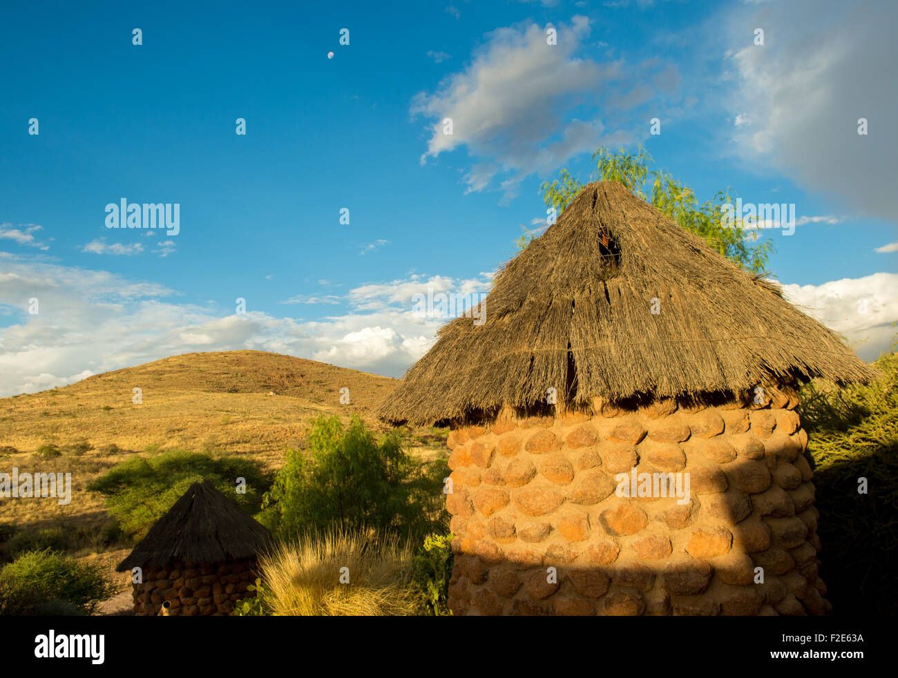 Kleine Hütte im Schatten der untergehenden Sonne in Namibia, Afrika Stockfoto