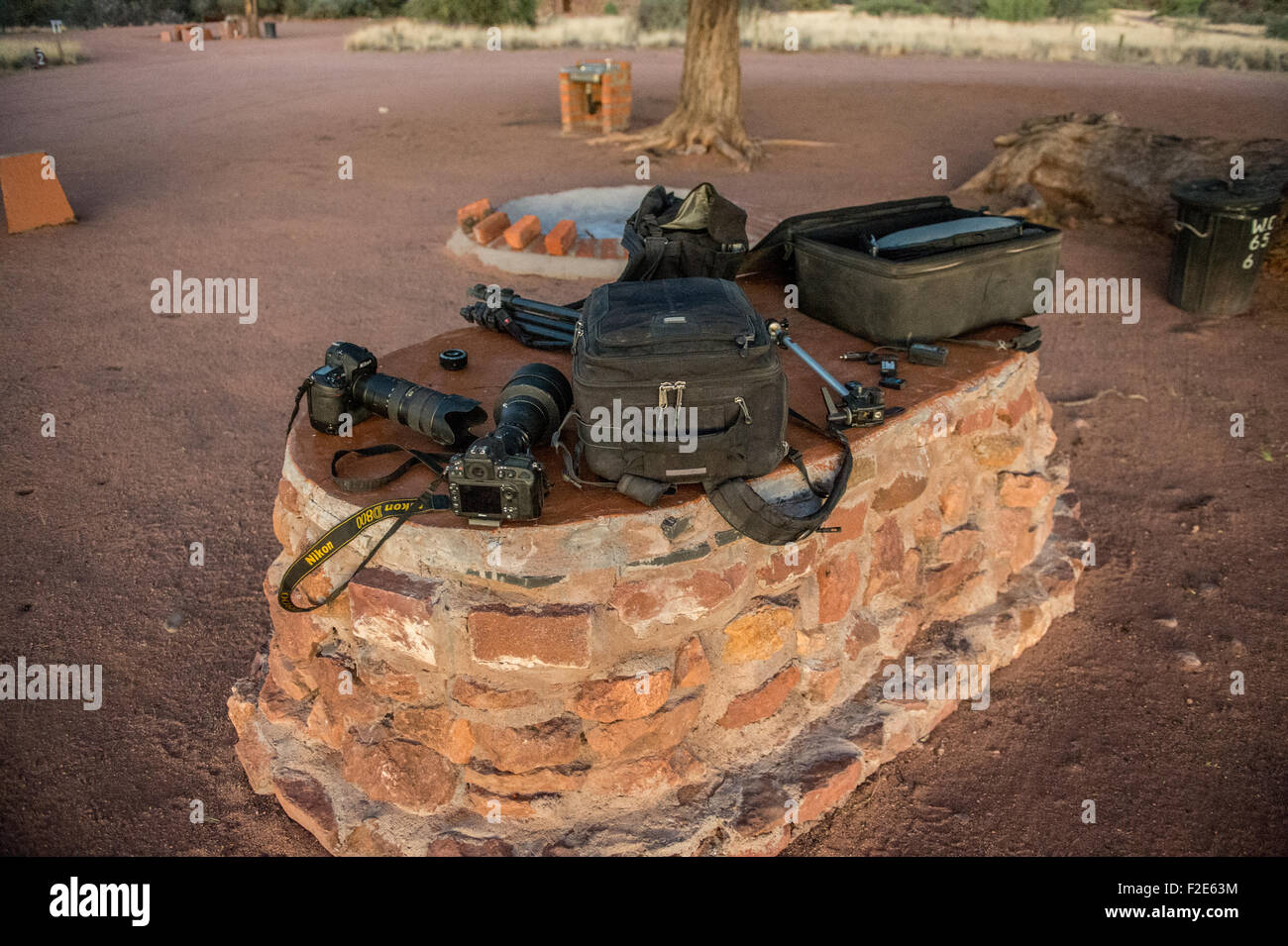 Kamera-Ausrüstung sitzen auf einem Stein-Struktur auf einem Campingplatz in Namibia, Afrika Stockfoto