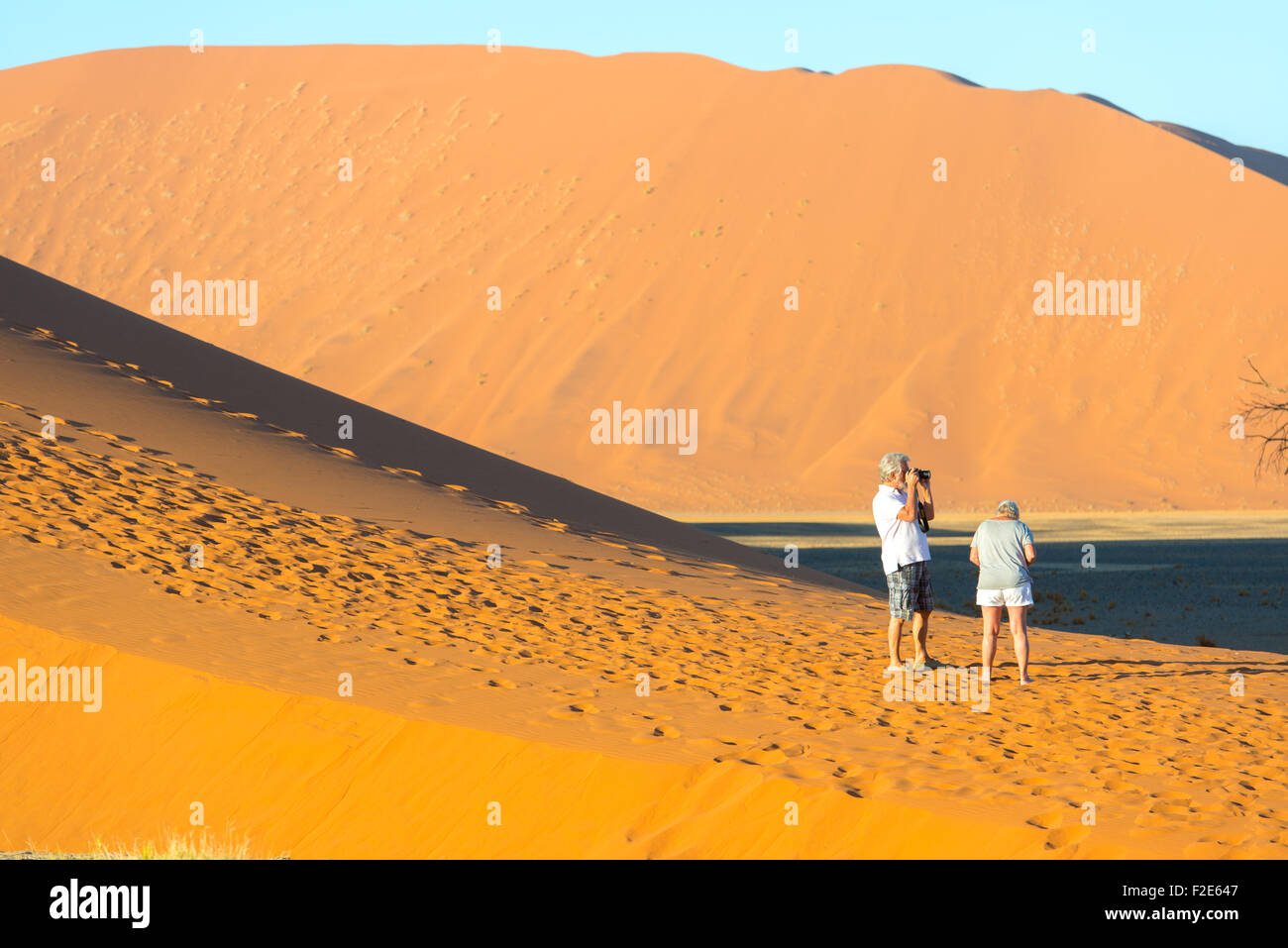 Menschen zu Fuß auf der Düne 45 in der Wüste in Namibia, Afrika Stockfoto