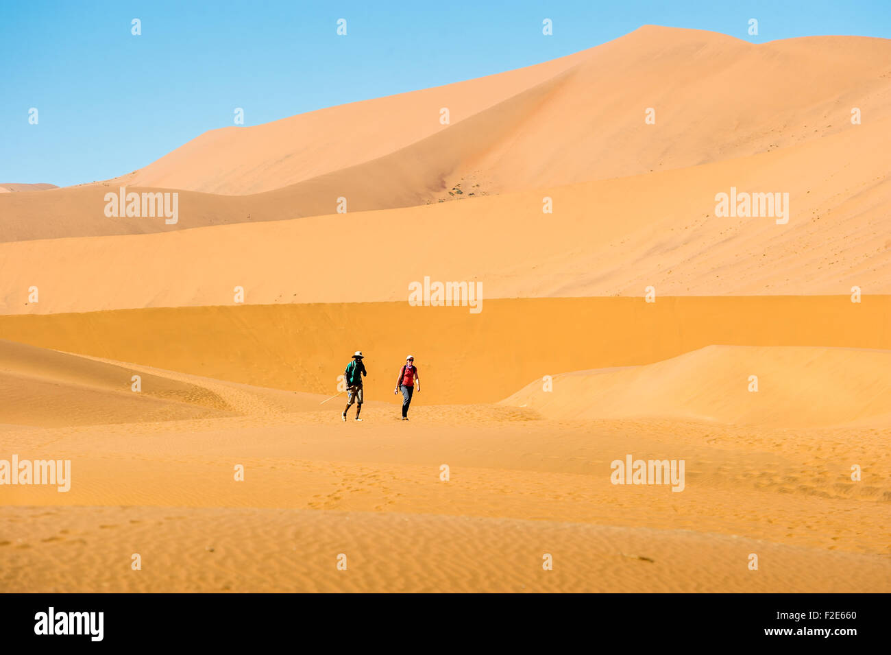 Menschen zu Fuß durch die Wüste in Sossusvlei, Namibia, Afrika Stockfoto