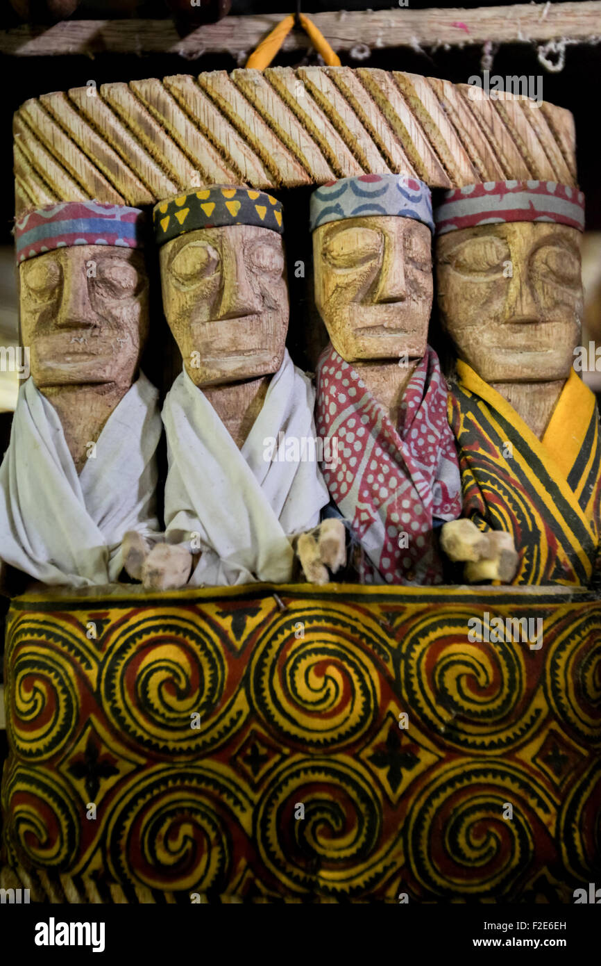 Dekorative geschnitzte Skulpturen in einem Souvenirladen in Lemo, Nord-Toraja, Süd-Sulawesi, Indonesien. Stockfoto