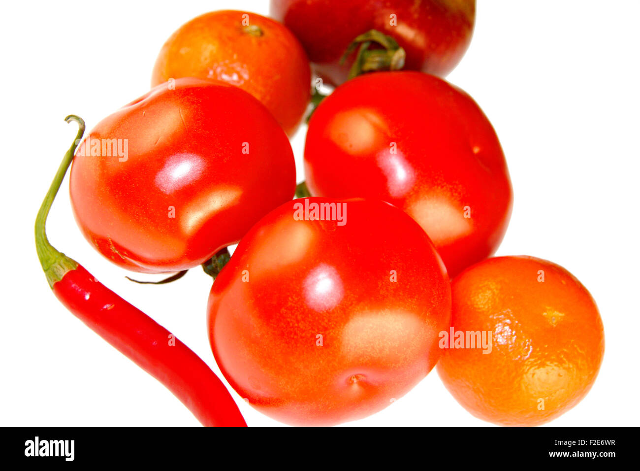 Obst / Gemuese: Rote Chillyschote, Tomaten, Mandarinen - Symbolbild Nahrungsmittel. Stockfoto