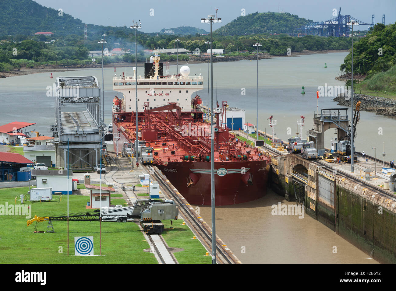 Panama, Schiff in die Miraflores-Schleusen des Panamakanals Stockfoto